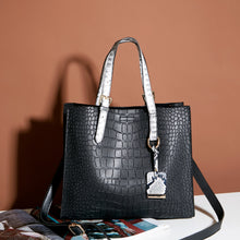 Load image into Gallery viewer, Snake Skin Designed Strapped Handbag