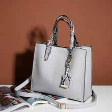 Load image into Gallery viewer, Snake Skin Designed Strapped Handbag