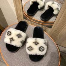 Load image into Gallery viewer, Leopard Plush Slippers