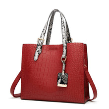 Load image into Gallery viewer, Snake Skin Designed Strapped Handbag