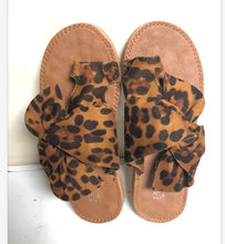 Load image into Gallery viewer, Low Heel Bow-tied Leather Sandals