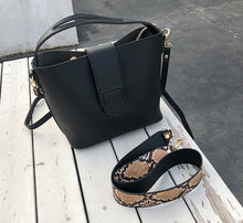 Load image into Gallery viewer, Vintage Snake Skin Designed Shoulder Bag
