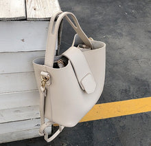 Load image into Gallery viewer, Vintage Snake Skin Designed Shoulder Bag
